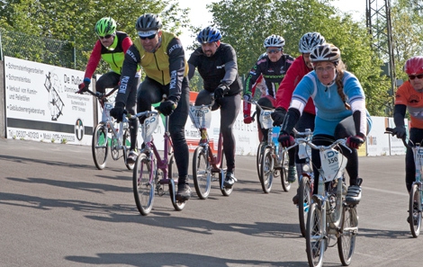 Peloton auf der Radrennbahn in Schopp